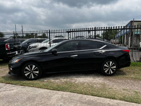 2019 Nissan Altima for sale at MR B Motor Co in Brownsville TX