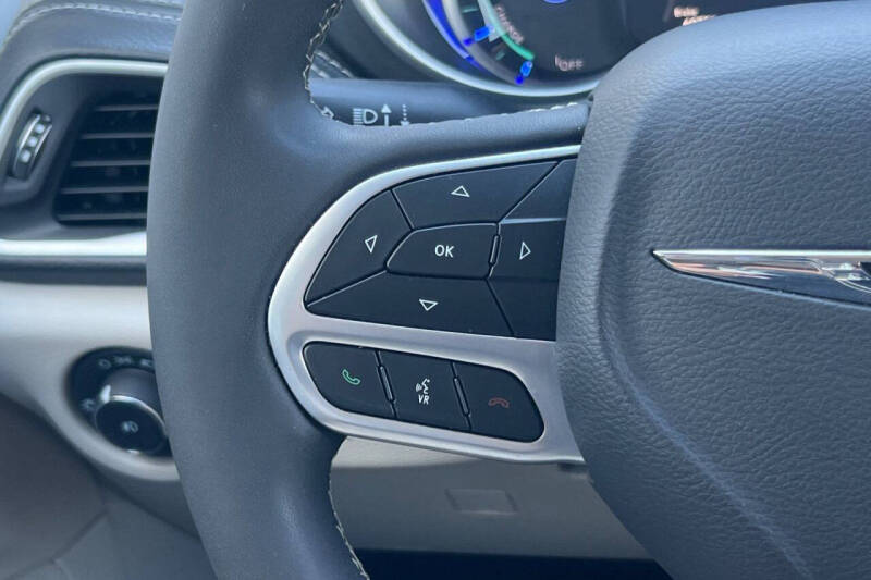 2024 Chrysler Pacifica Plug-In Hybrid Select