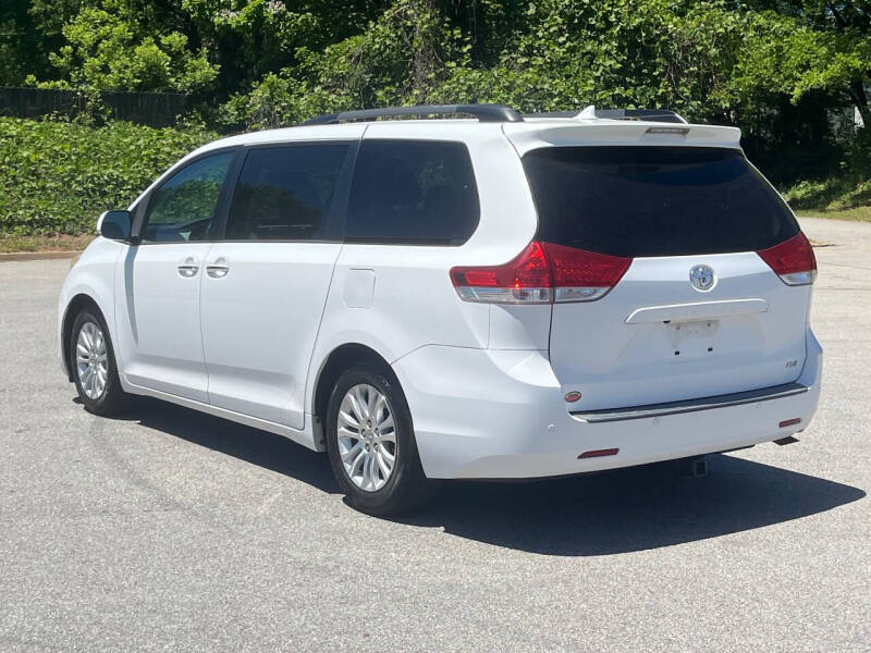 2014 Toyota Sienna XLE 8-Passenger