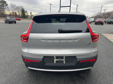 2025 Volvo XC40 B5 Core Bright Theme