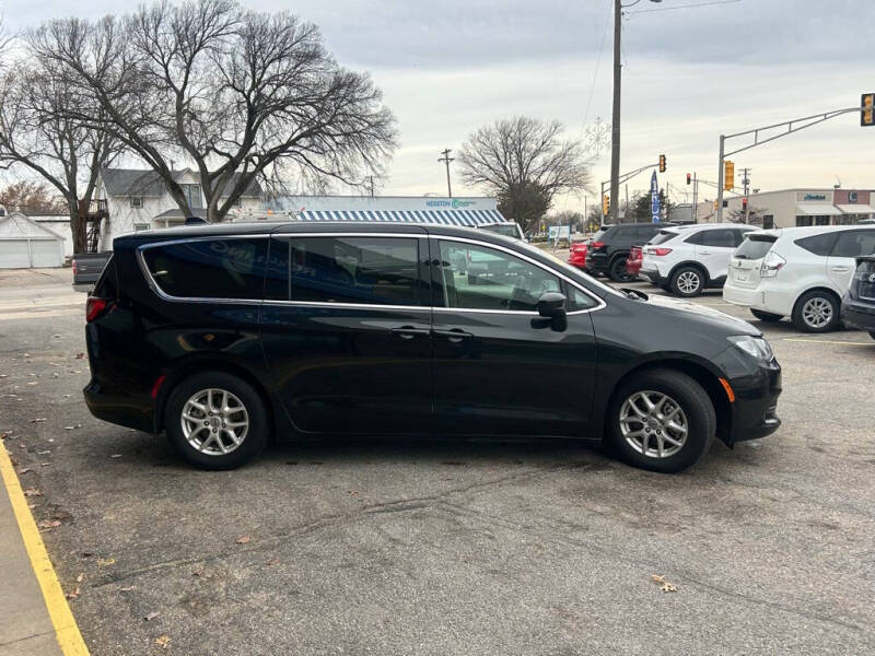 2022 Chrysler Voyager LX