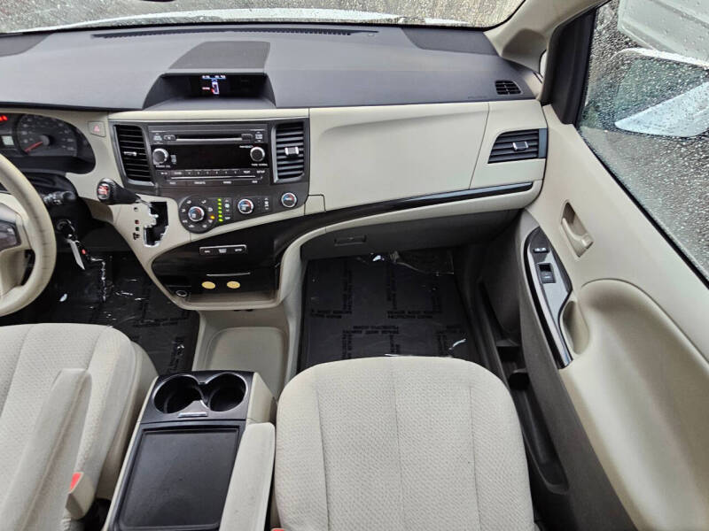 2012 Toyota Sienna LE 7-Passenger