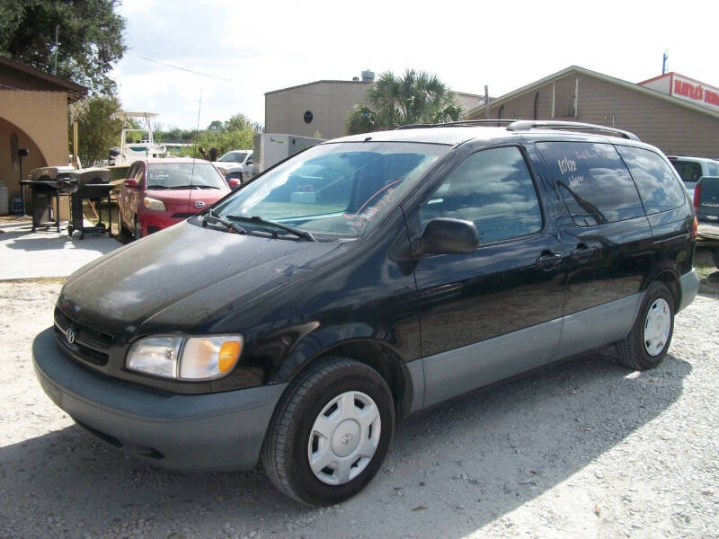 2000 Toyota Sienna for sale at THOM'S MOTORS in Houston TX