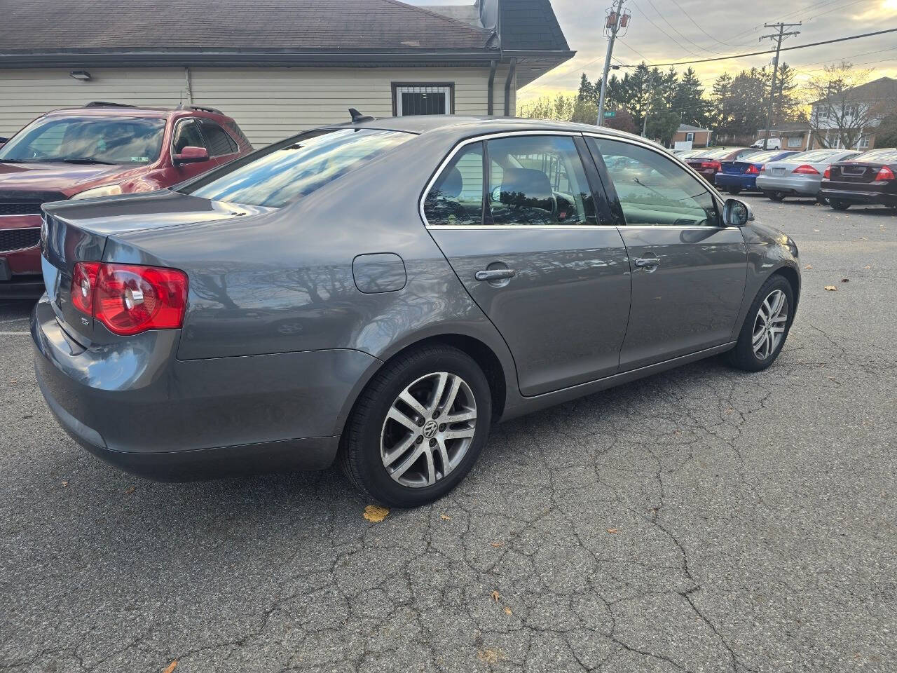 2006 Volkswagen Jetta for sale at QUEENSGATE AUTO SALES in York, PA