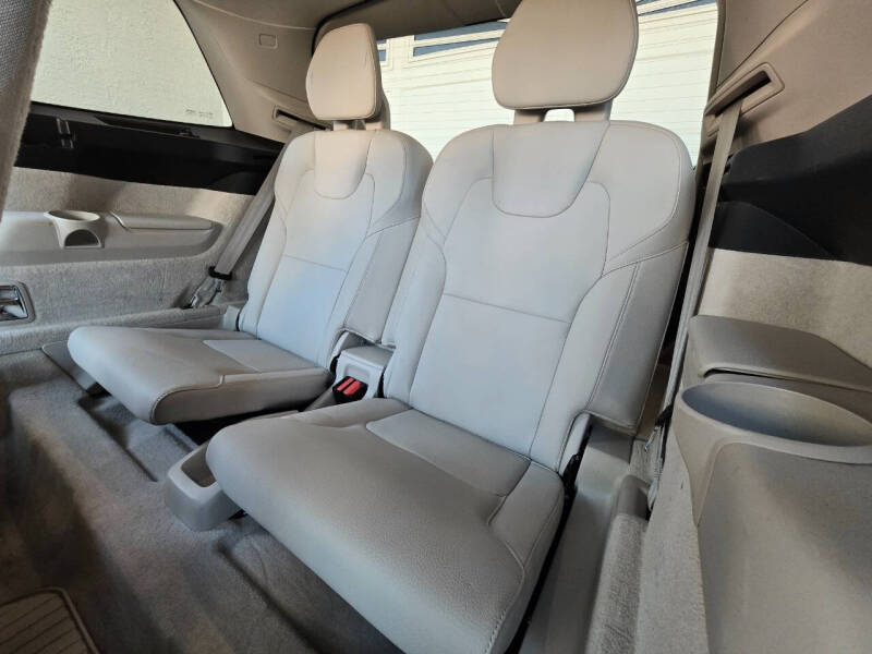 2016 Volvo XC90 T8 eAWD Momentum