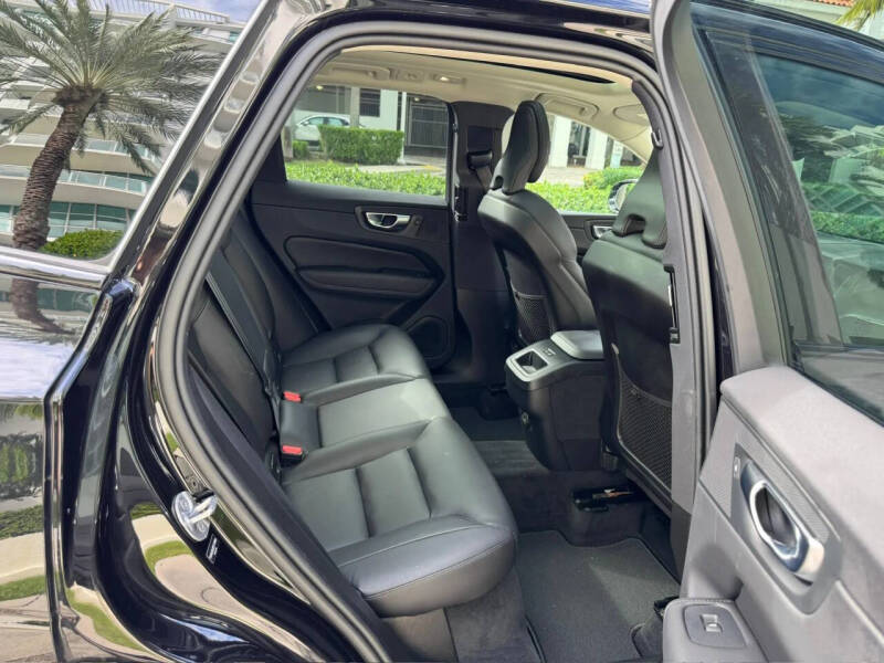 2025 Volvo XC60 B5 Core Dark Theme