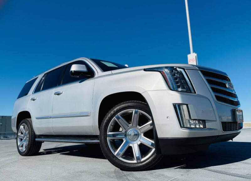 2019 Cadillac Escalade Luxury photo 2