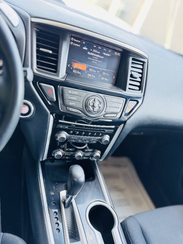 2018 Nissan Pathfinder SV