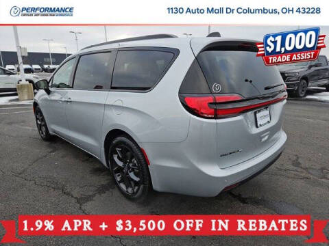 2026 Chrysler Pacifica Select