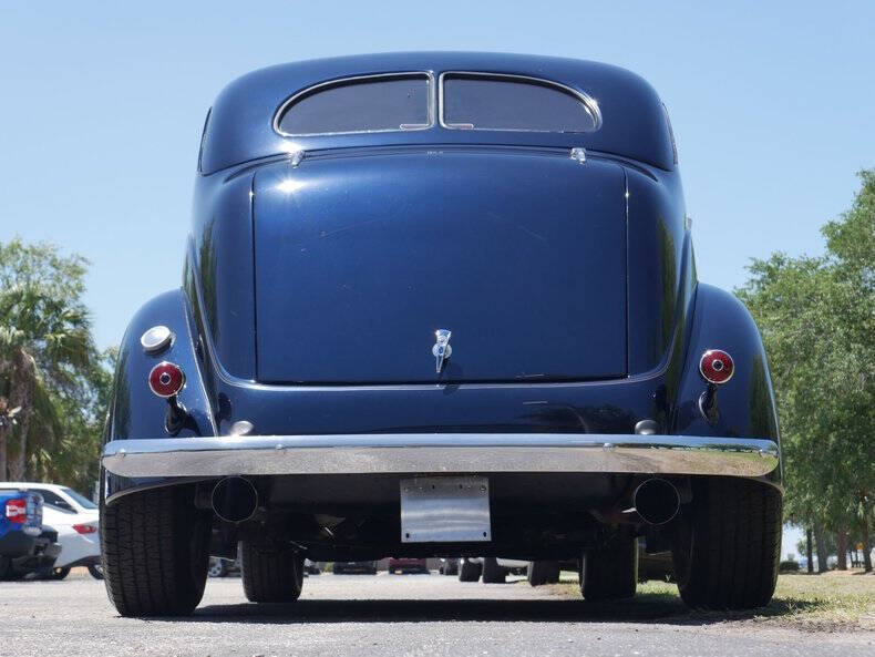 1937 Ford Deluxe
