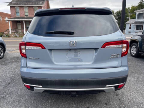 2022 Honda Pilot Touring w/Rear Captain's Chairs