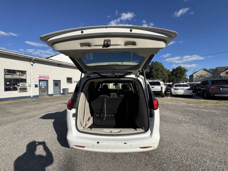 2022 Chrysler Voyager LX