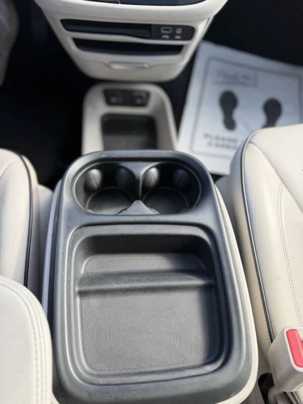 2017 Chrysler Pacifica Hybrid Platinum