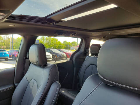2027 Chrysler Pacifica Select