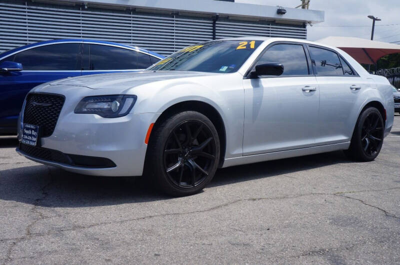2021 Chrysler 300 Touring's photo