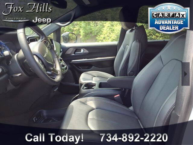 2026 Chrysler Pacifica Select