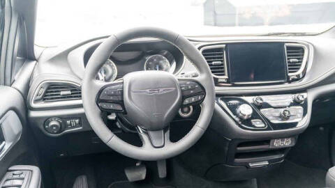 2024 Chrysler Pacifica Touring