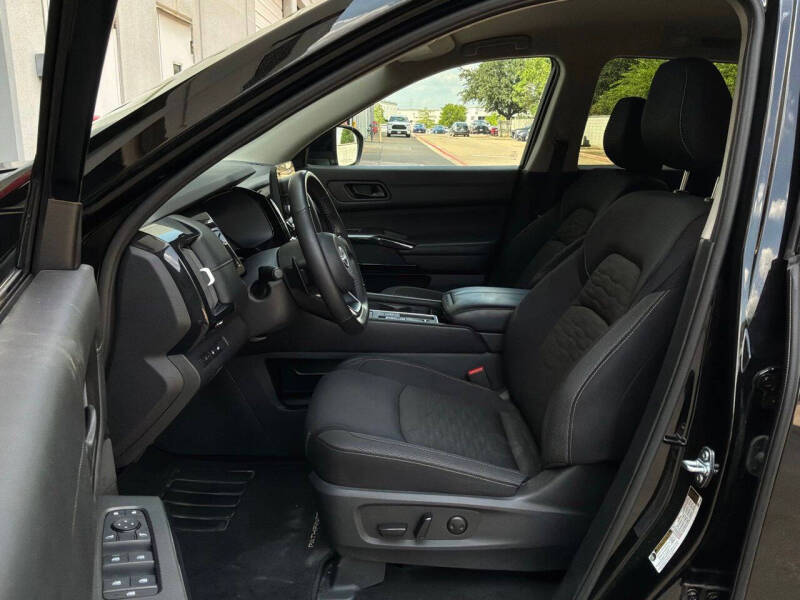 2025 Nissan Pathfinder SV