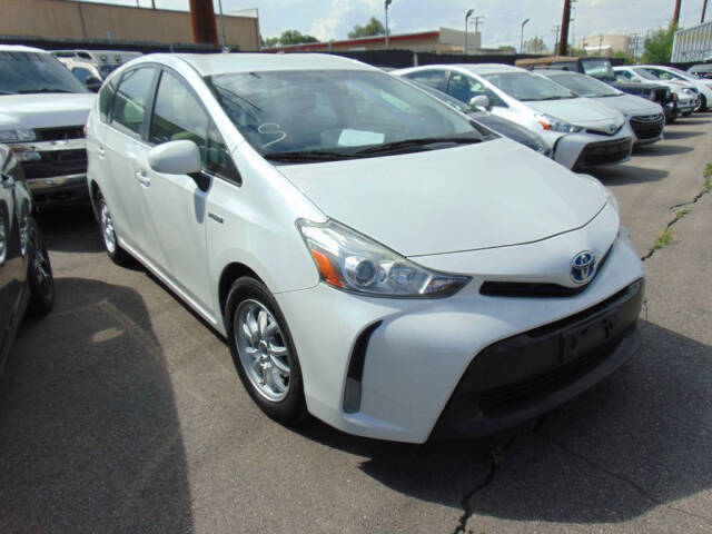 2017 Toyota Prius v Five