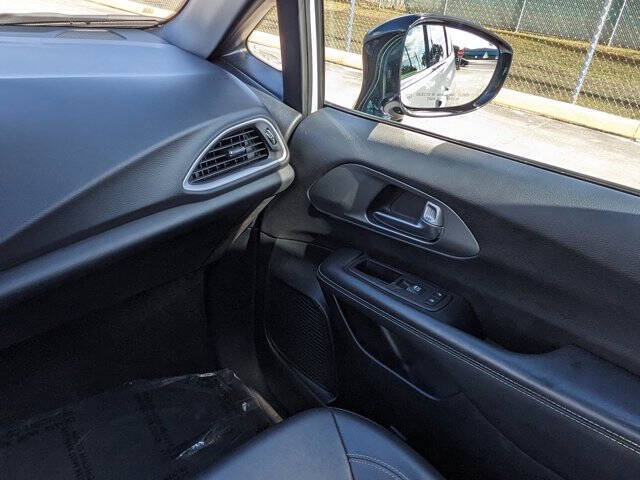 2025 Chrysler Voyager LX