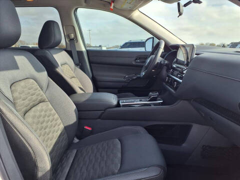 2025 Nissan Pathfinder SV