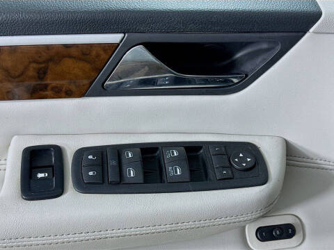 2011 Volkswagen Routan SEL Premium