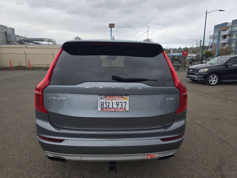 2018 Volvo XC90 T8 eAWD Momentum