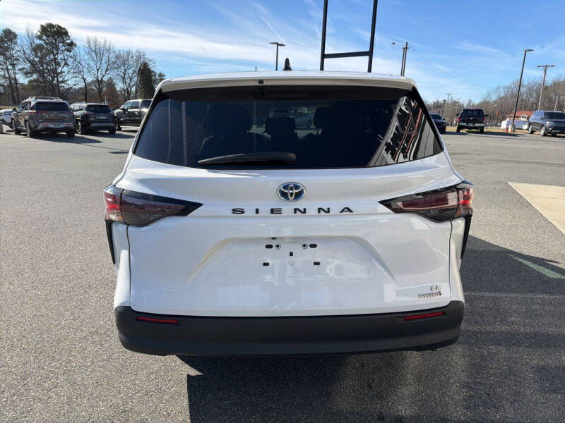 2024 Toyota Sienna LE 8-Passenger