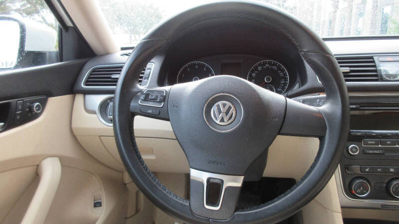 2014 Volkswagen Passat Wolfsbug Edition photo 27