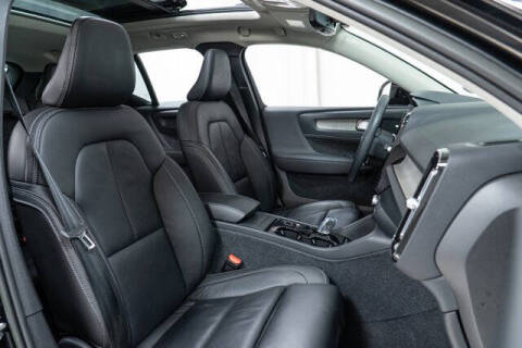 2023 Volvo XC40 B5 Plus Bright Theme