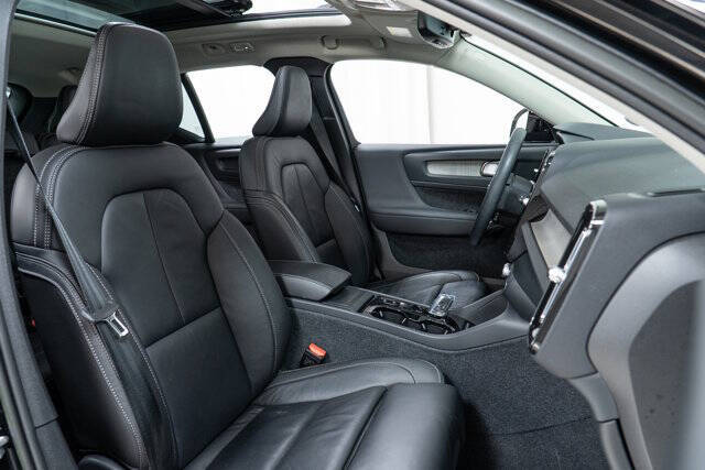 2023 Volvo XC40 B5 Plus Bright Theme