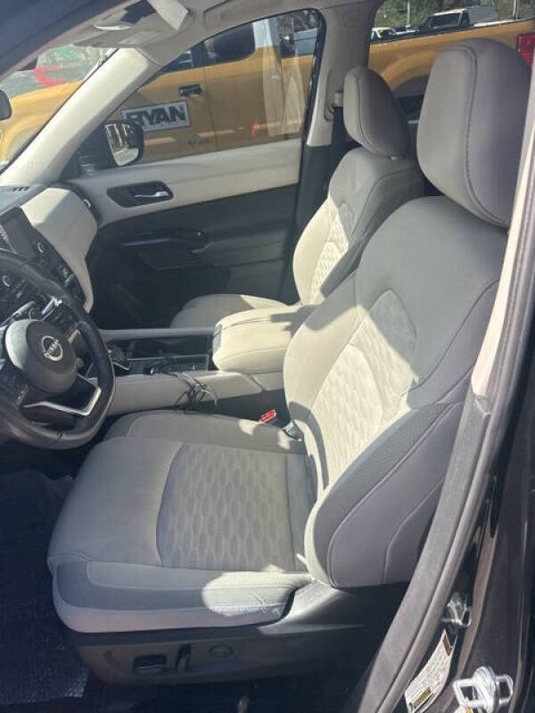 2022 Nissan Pathfinder SV