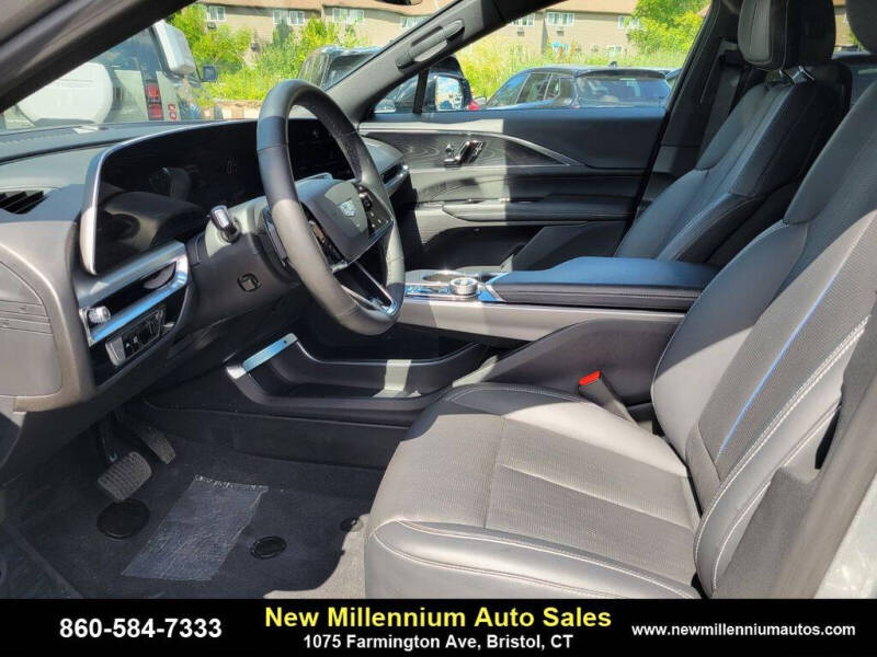 2024 Cadillac LYRIQ Luxury 1