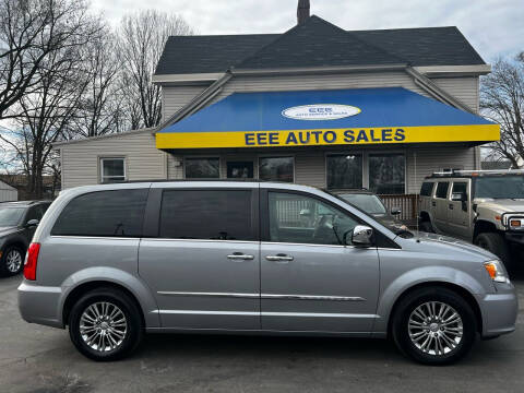 2015 Chrysler Town and Country for sale at EEE AUTO SERVICES AND SALES LLC - CINCINNATI in Cincinnati OH