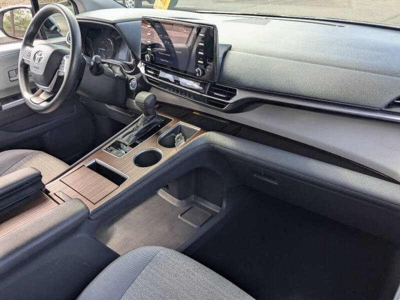 2021 Toyota Sienna LE 8-Passenger