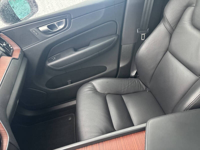 2024 Volvo XC60 B5 Plus Dark Theme