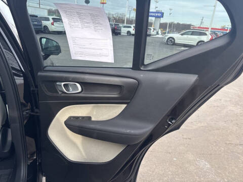 2025 Volvo XC40 B5 Plus Dark Theme