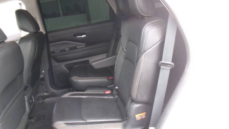 2025 Nissan Pathfinder SL