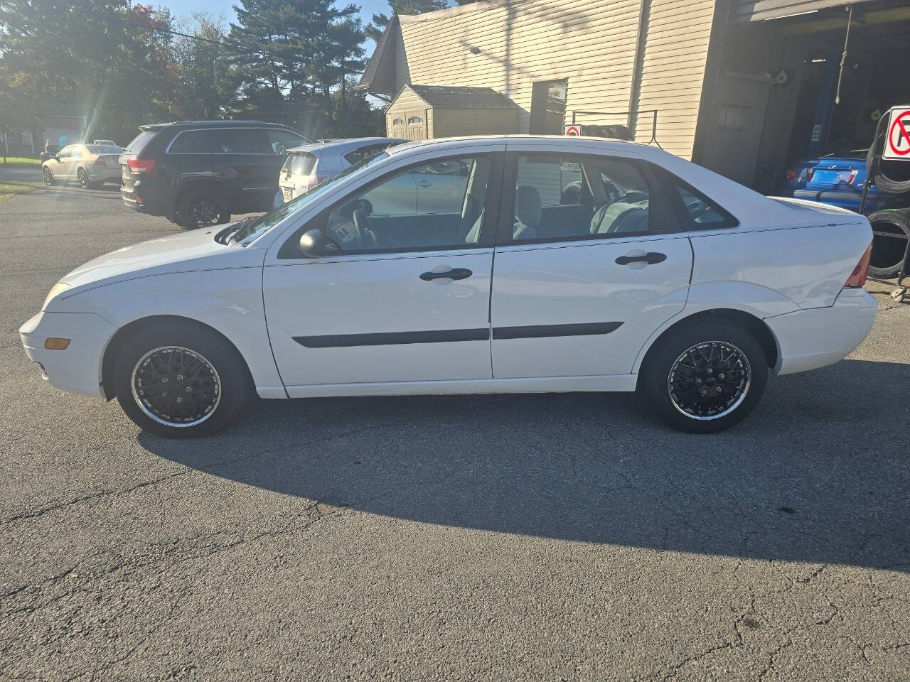 2005 Ford Focus for sale at QUEENSGATE AUTO SALES in York, PA