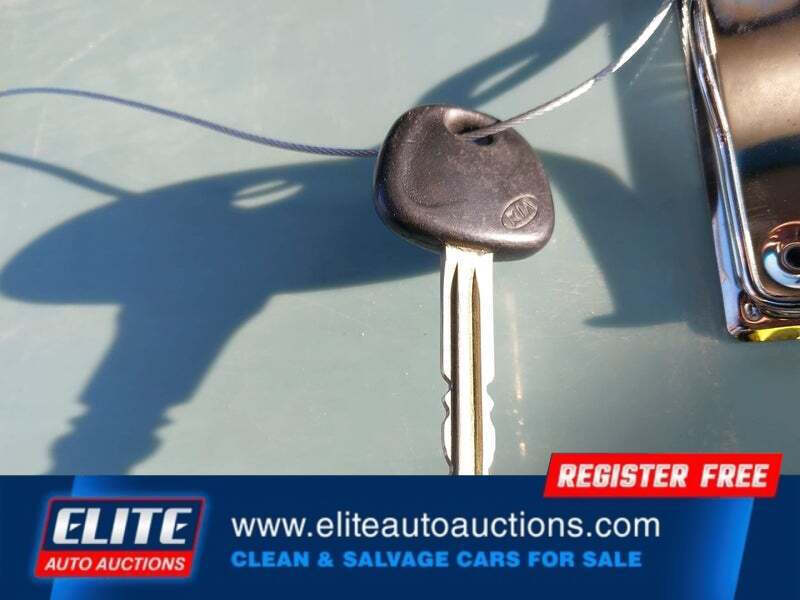 Silver 2013 Kia Soul Base 4dr Crossover 6M 22