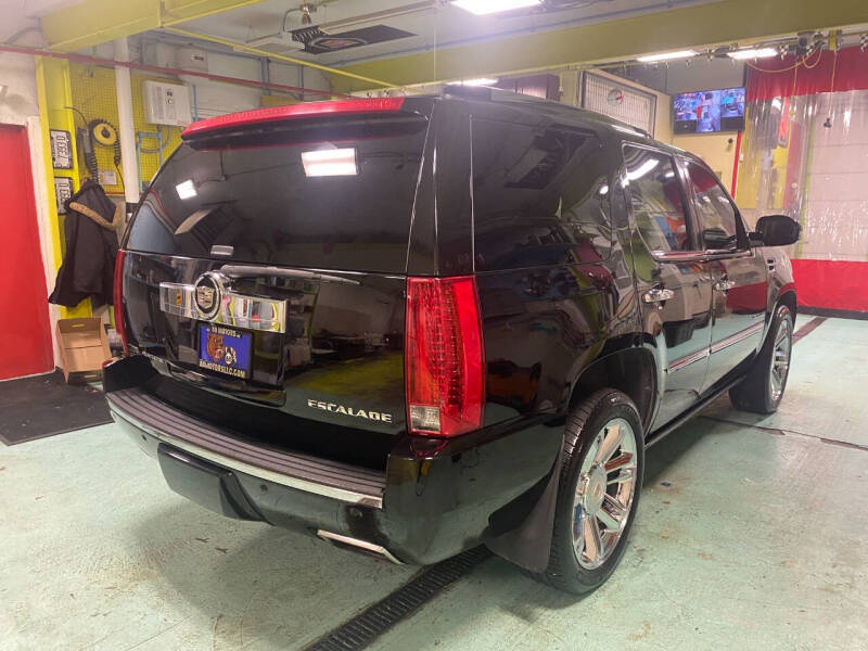 2011 Cadillac Escalade null photo 8