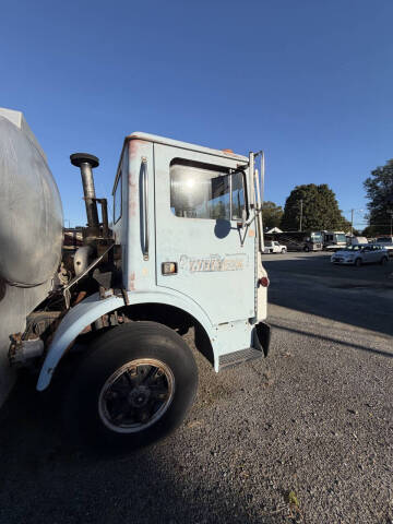 1981 Mack MC606P