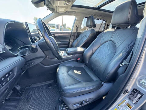 2023 Toyota Highlander Hybrid Platinum