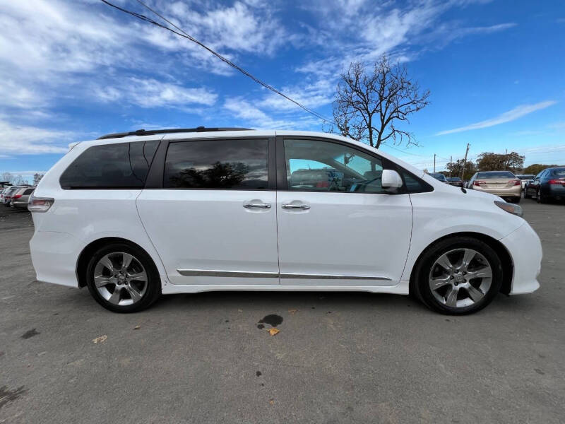 2014 Toyota Sienna SE 8-Passenger