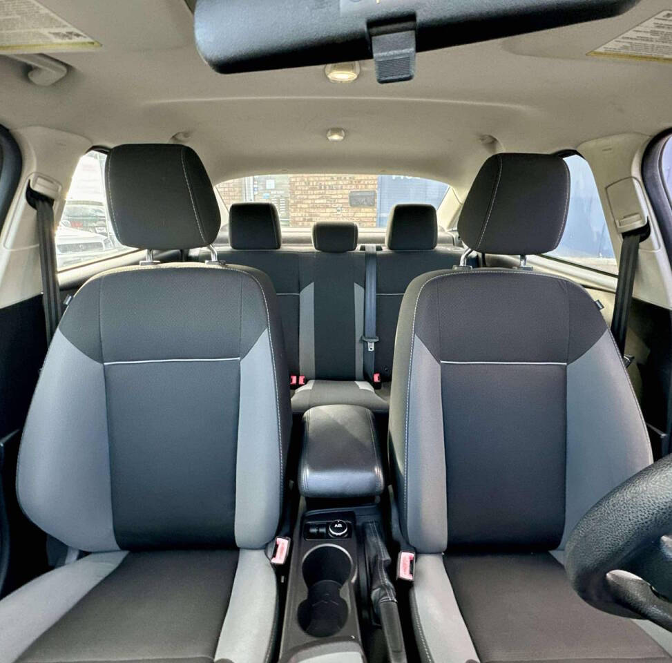 Silver 2012 Ford Focus SE SE 4dr Sedan 22