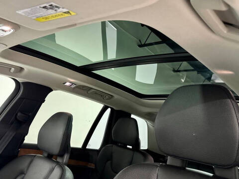 2022 Volvo XC90 T6 Momentum 6-Passenger