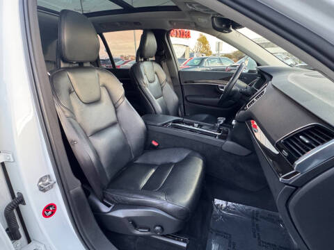 2017 Volvo XC90 T6 Momentum