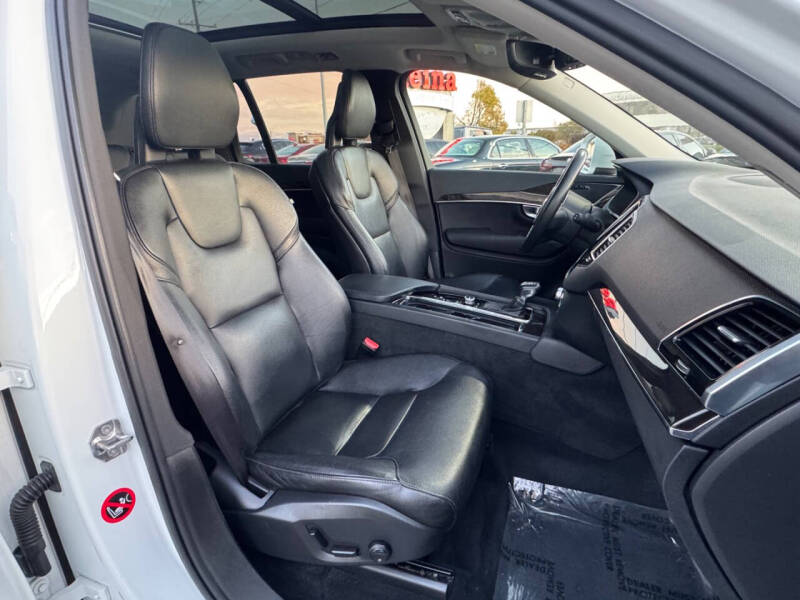 2017 Volvo XC90 T6 Momentum