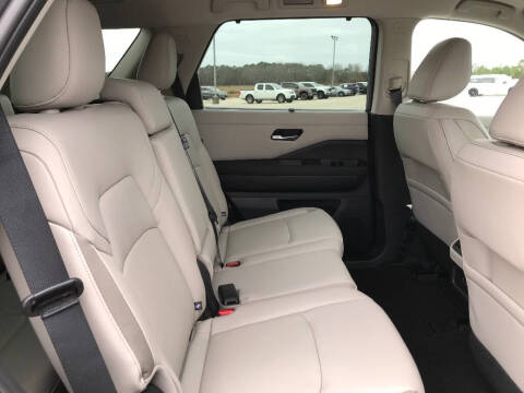 2025 Nissan Pathfinder SL