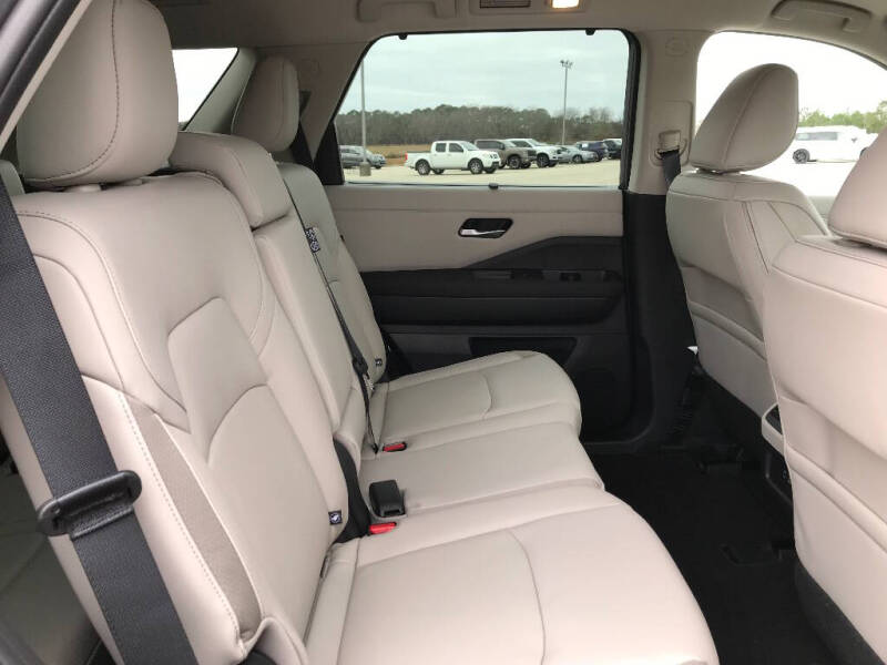 2025 Nissan Pathfinder SL